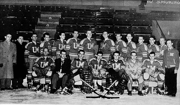 L'Équipe de hockey des Carabins de 1956-1957. Photo: Division de la gestion de documents et des archives de l'Université de Montréal.
