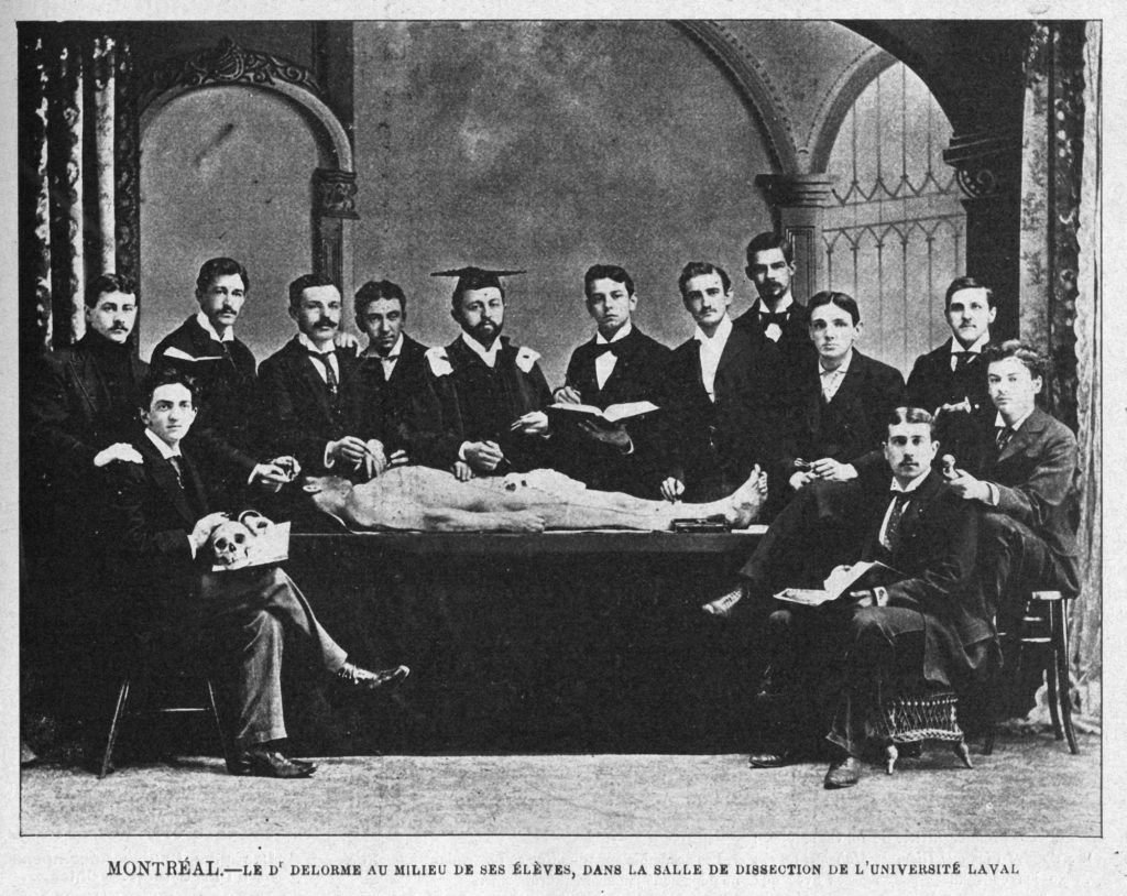 Dr Delorme et étudiants dans la salle de dissection de l'université Laval à Montréal