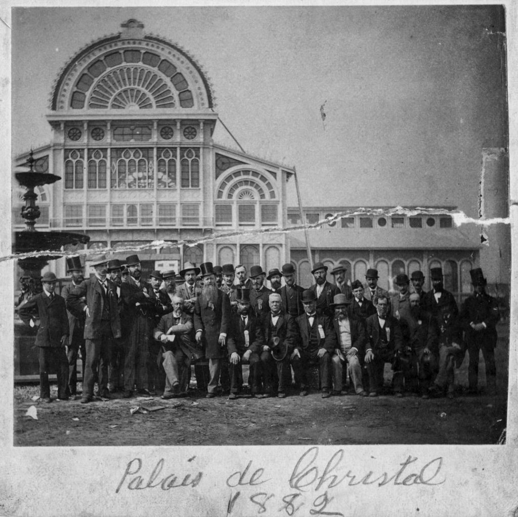 Groupe devant le Palais, 1882