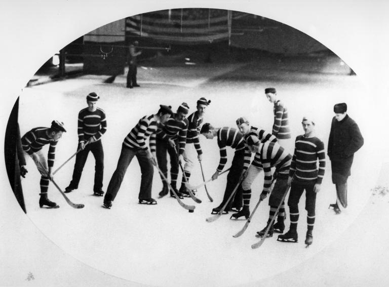 Première photo d'une équipe de Hockey en uniforme
