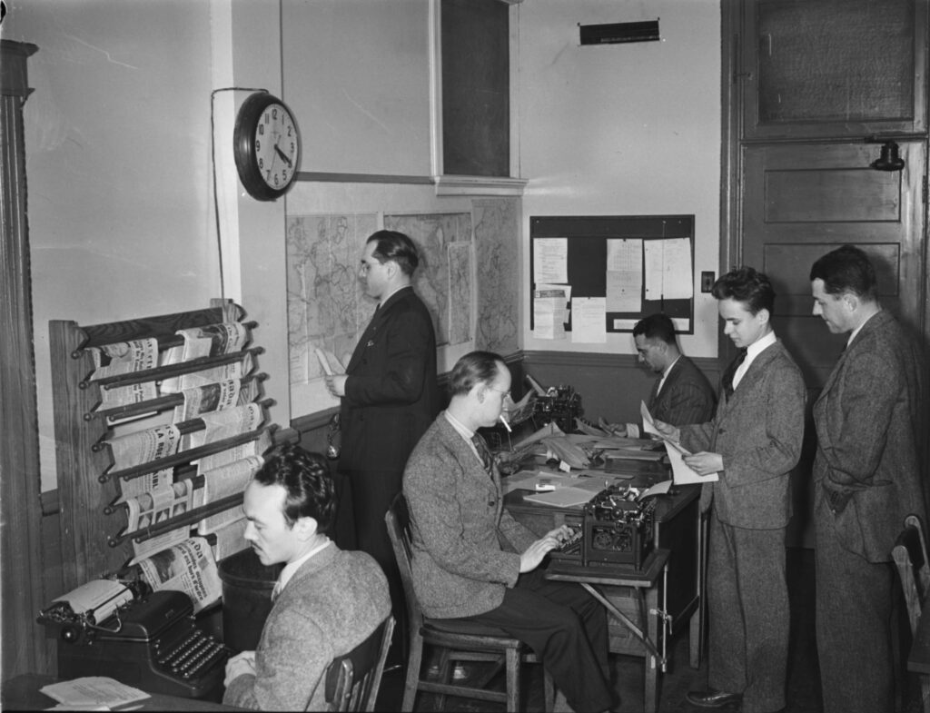 Salle des journalistes de CBC/Radio-Canada en 1944 à Montréal. 