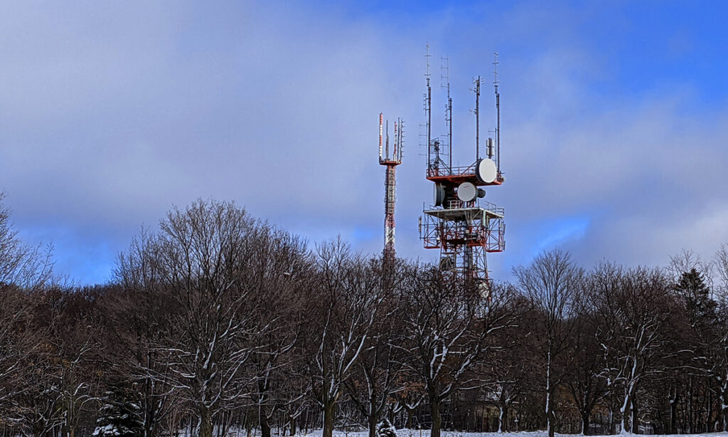 Ne pas confondre la grande tour avec sa petite voisine. L'ancienne antenne de diffusion est maintenant utilisée par des compagnies cellulaire comme Vidéotron. 