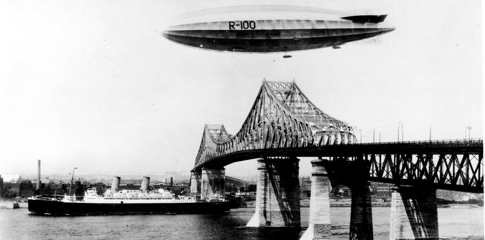Le R-100 au dessus du pont Jacques-Cartier en 1930