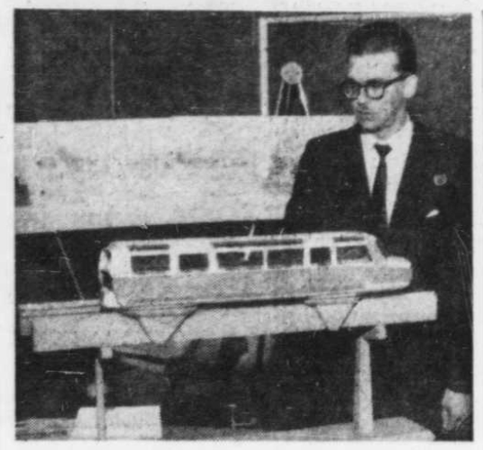 M. Michel Milot devant une maquette de son monorail proposé