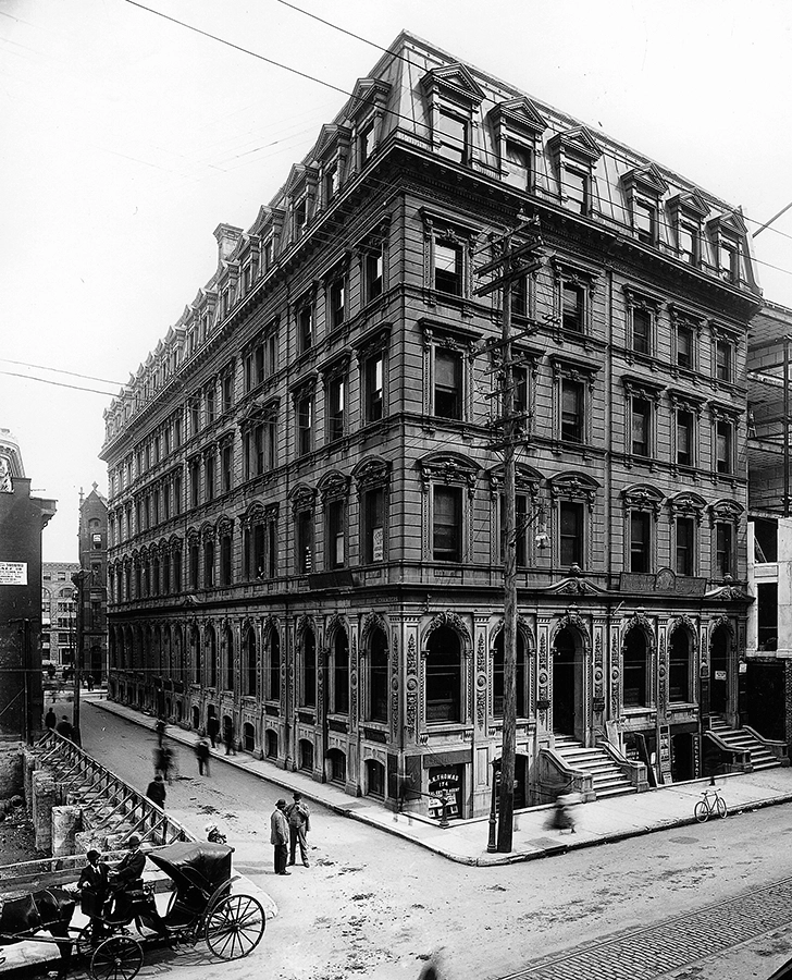 Banque d’épargne de la cité et du district de Montréal sur la rue Saint-Jacques, vers 1900