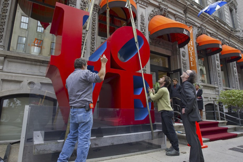 Une grue saisie l’œuvre LOVE de Robert Indiana devant LHotel rue Saint-Jacques