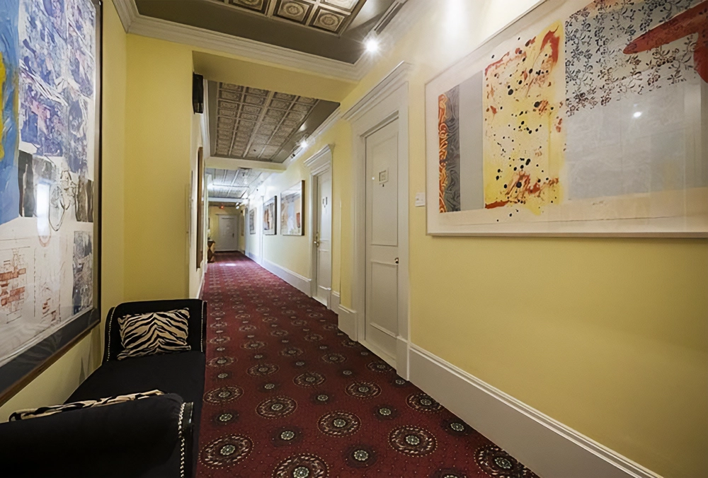 Des corridors et des corridors d’œuvres originales d’artistes internationaux