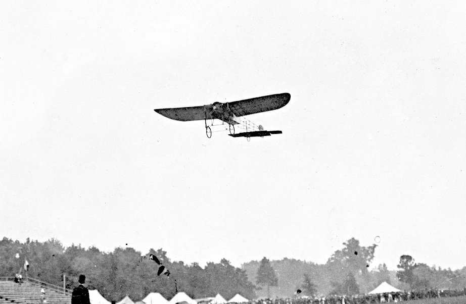 Comte Jacques de Lesseps au dessus des spectateur à Montréal, 1910