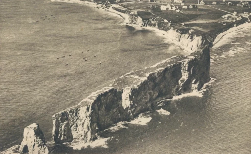 Le rocher Percé photographié par Jacques de Lesseps pour la Compagnie Aérienne Franco-Canadienne