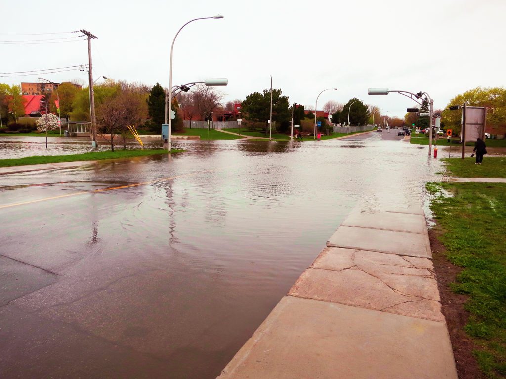 Intersection de Montréal inondé après une pluie importantes 