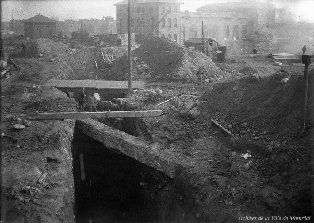 Construction conduit d'égout, Montréal  en 1922